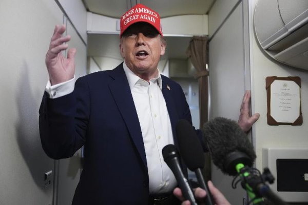 擒牛网 特朗普称8月1日起实施新关税 最高税率或达70%